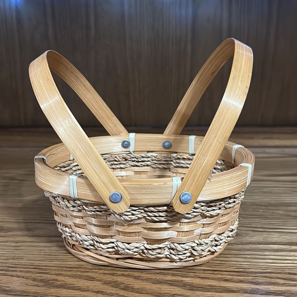 Avon Apple basket, 7.5x6 - Picture 3 of 7